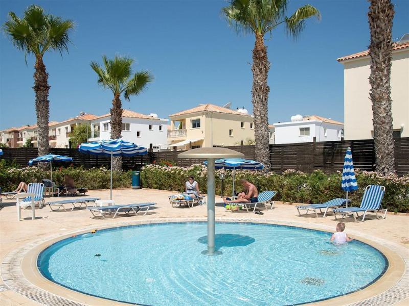 Polycarpia Hotel Pernera エクステリア 写真