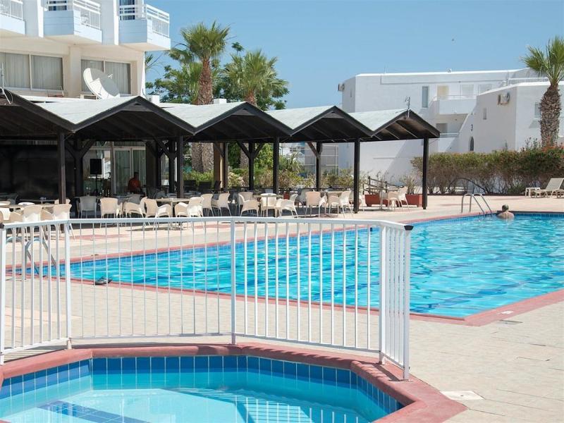 Polycarpia Hotel Pernera エクステリア 写真