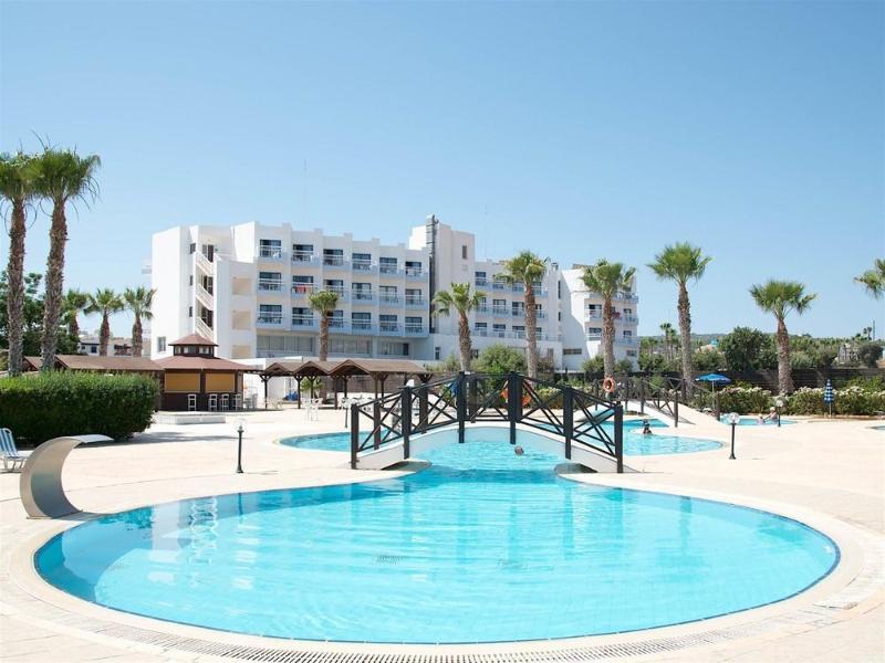 Polycarpia Hotel Pernera エクステリア 写真